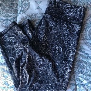 Black and white floral pattern workout leggings